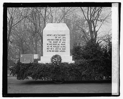 Photo:1922 Safety Parade Memorial Float with Inscription and Wreath