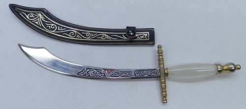 Abridor de letras en forma de cimitarra 8,75" con mango y funda de ópalo sintético - Imagen 1 de 2