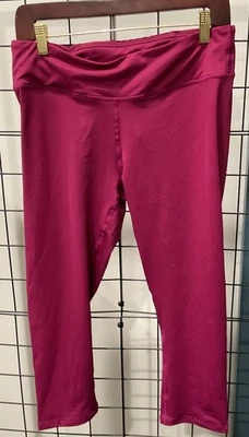 Fabletics Capri fuscia leggings Size L NWT - Image 1 of 3