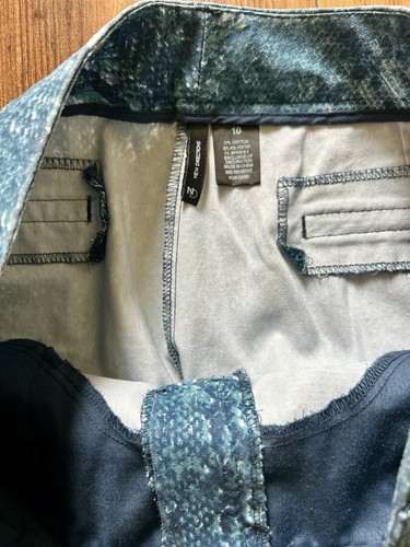 New Directions Blue Snakeprint Stretch Denim Cropped Pants-Size 10 - Picture 4 of 8