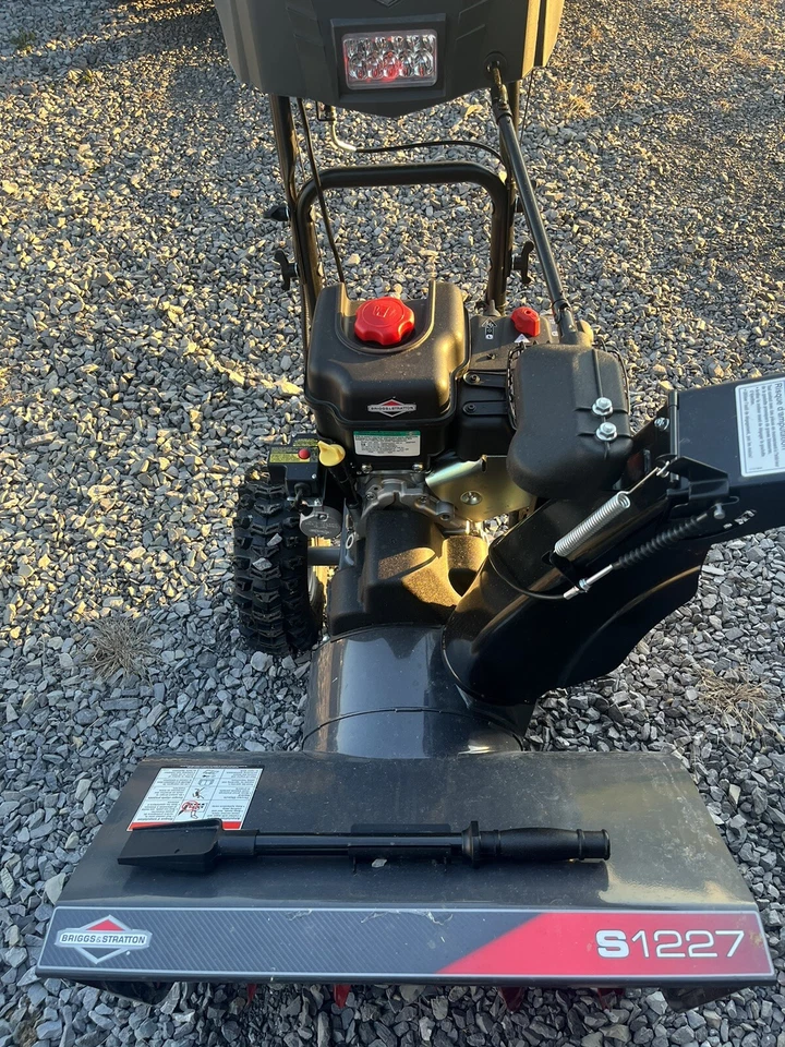Lanzanieves Briggs & Stratton 1150 Snow Series 250cc 27" 2 etapas servicio mediano Foto 2 de 4