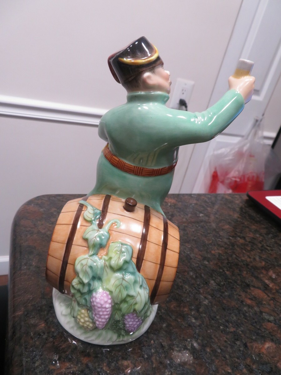 HEREND, SOLDIER DRINKING 