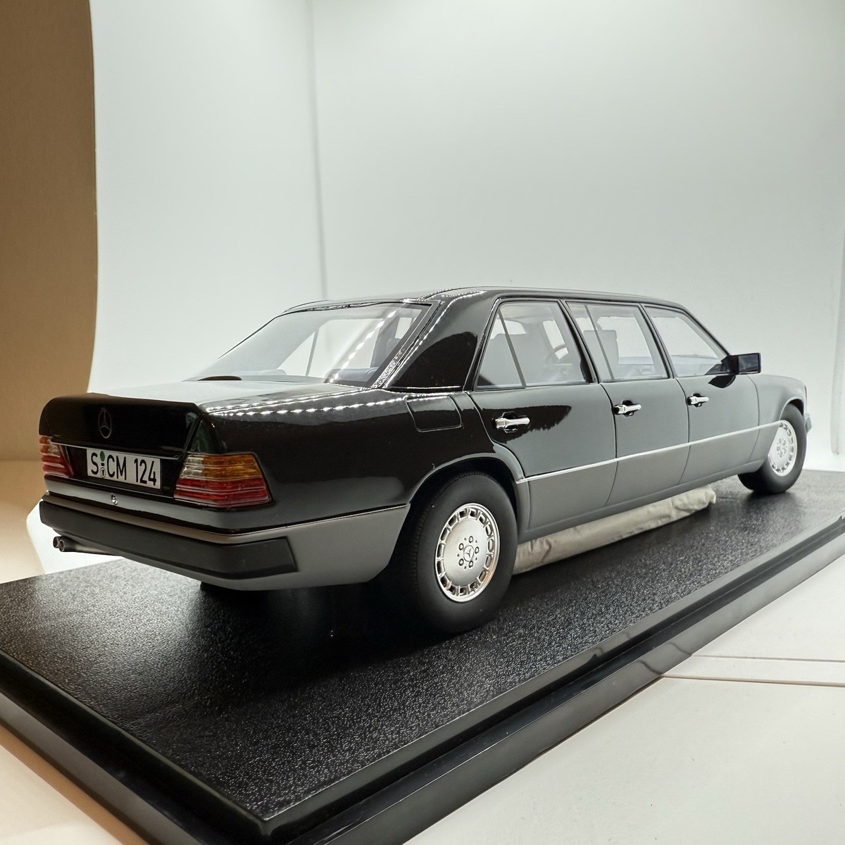 Cult 1/18 Mercedes-Benz W124 V124 Lang 1990 Black #04 | eBay
