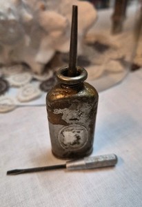 Vintage Singer 120378 Screwdriver & Antique Thumb Press Oil Can