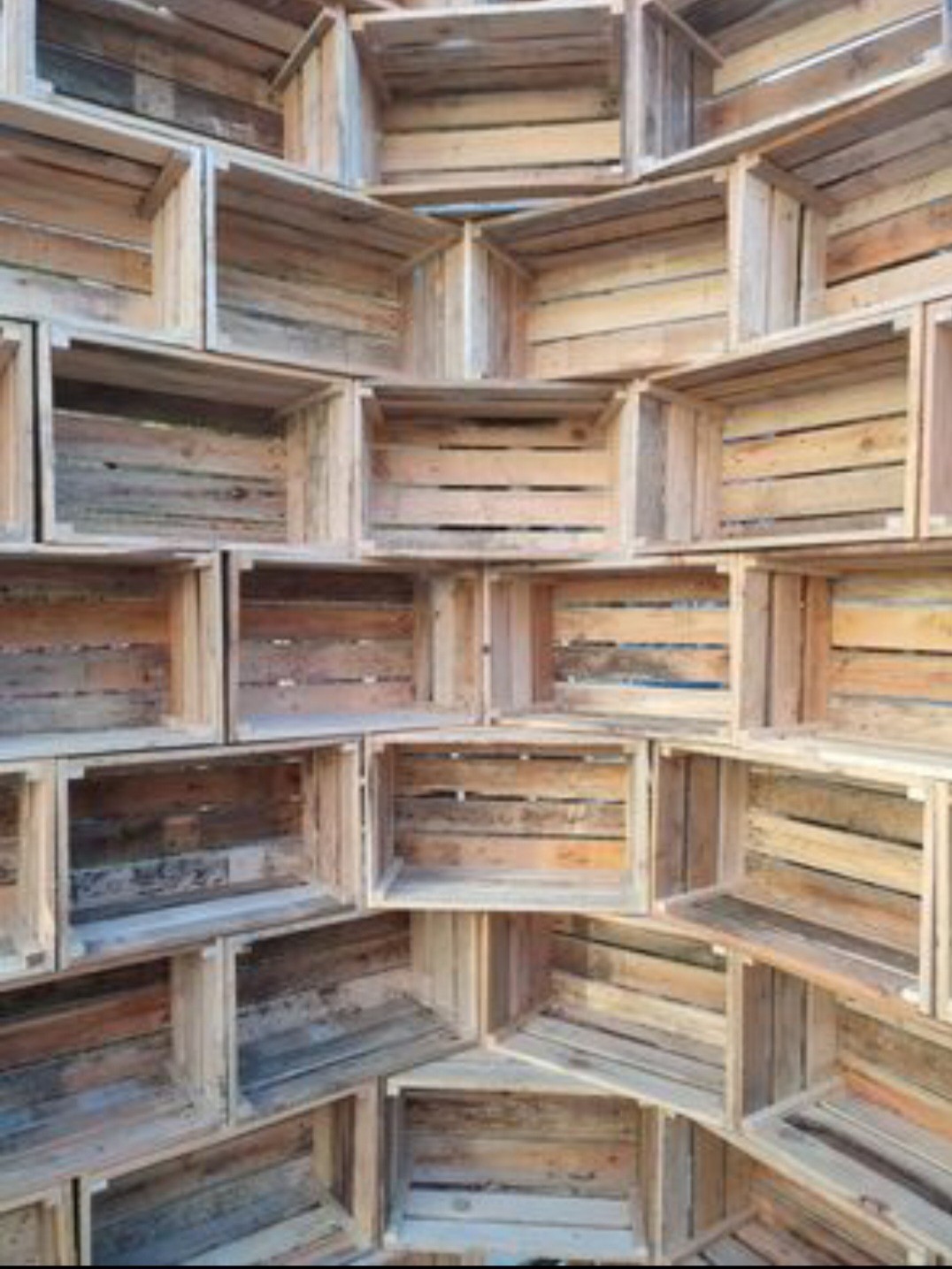Caisses en bois pour organiser une bibliothèque et réussir une déco de mariage champêtre