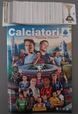 ALBUM CON SET COMPLETO TUTTE 618 FIGURINE CALCIATORI PANINI 2025-2026 2025/2026