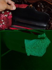 Borsa a mano donna pelle nera rigida, interno rosso, chiusura metallo 27x20