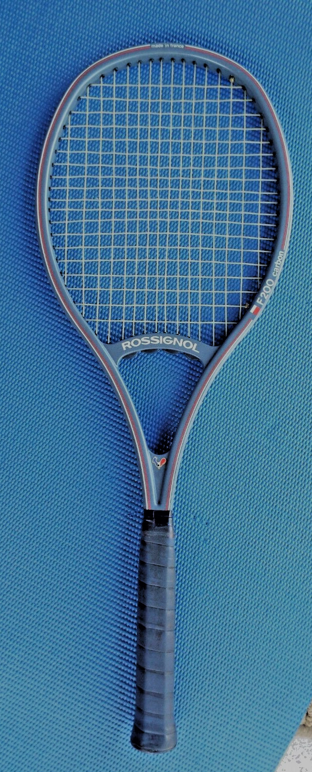 RAQUETA DE TENIS ROSSIGNOL - CARBONO F200 - AGARRE DE 4 1/2 PULGADAS - HECHA EN FRANCIA - CINTA NUEVA