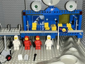 LEGO vintage #6970 BETA-1 COMMAND BASE  100% complete w minifigures   space 