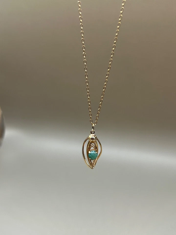Vintage Gold colored pendant necklace with green stone - Image 2 of 4