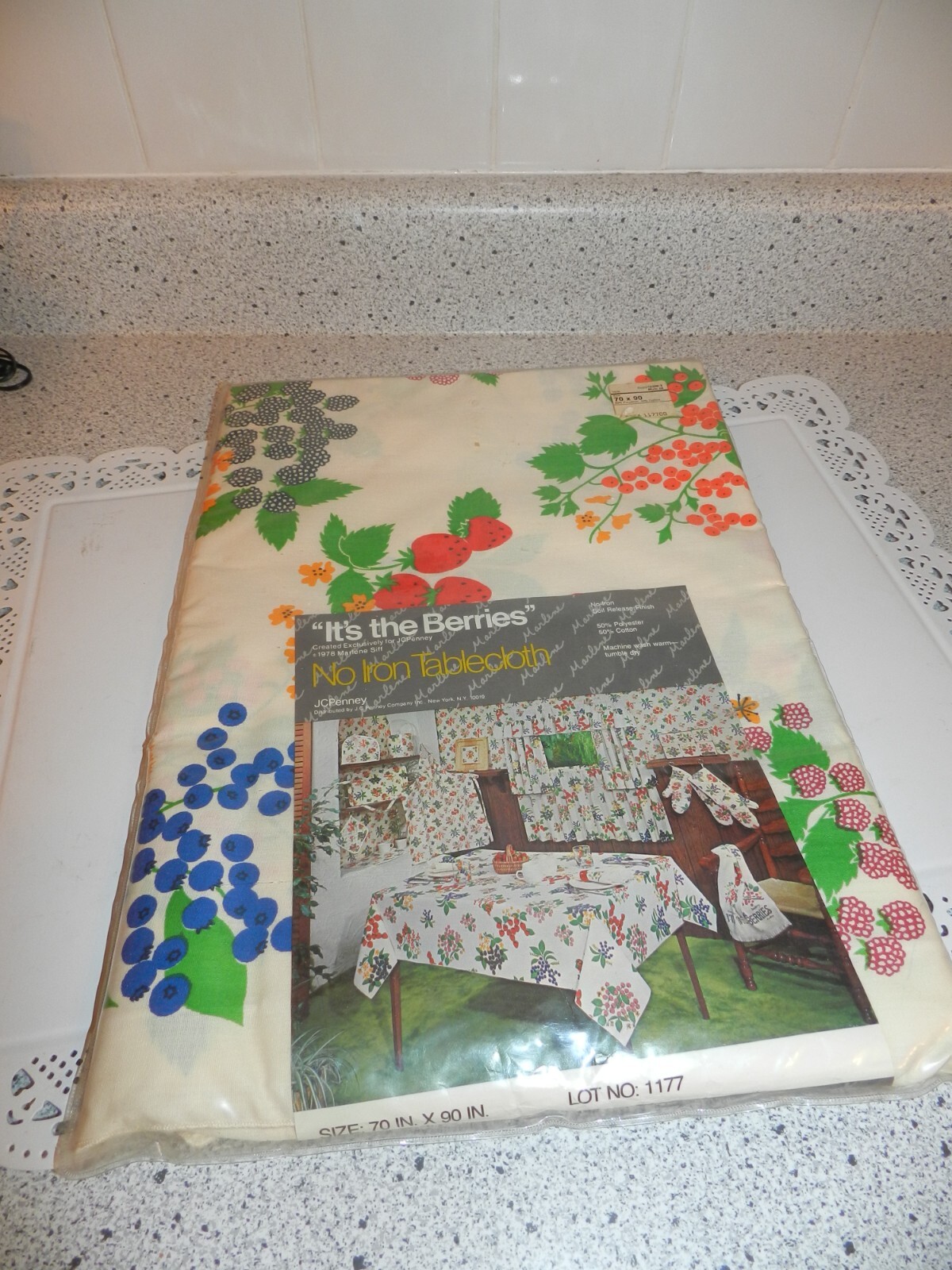 MCM 1978 JC PENNEY TABLECLOTH IT'S THE BERRIES STRAWBERRIES + NO IRON
