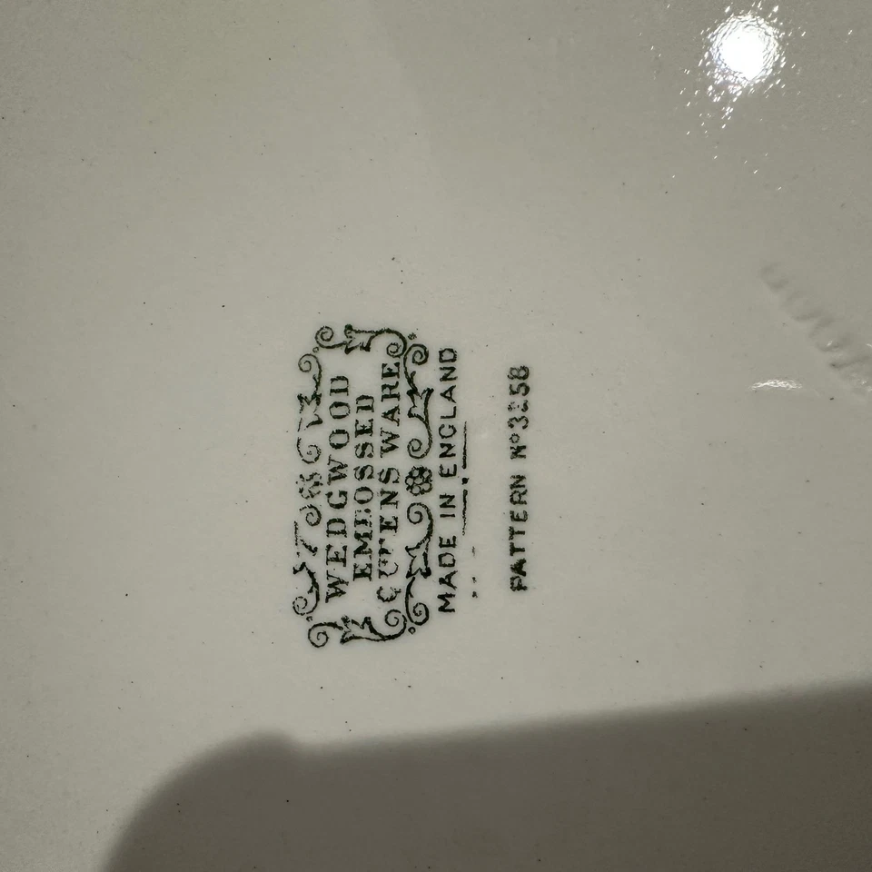 Plato para servir ovalado Wedgwood en relieve Queensware patrón de vid azul 3258 Foto 4 de 4