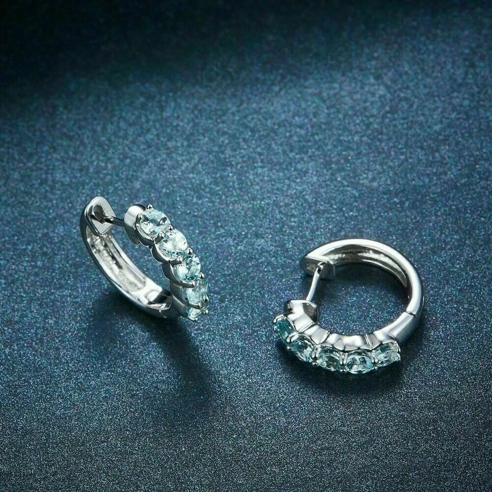 Pendientes de aro de aguamarina de corte redondo de 2 quilates para mujer enchapados en oro blanco de 14 quilates Foto 2 de 4