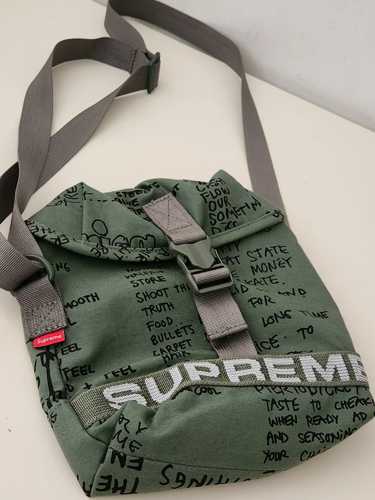 Sac latéral SS23 Supreme Field épaule olive gonz résistant à l'eau poèmes de Gonzales