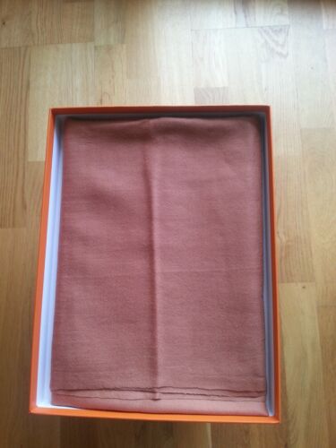 BY MALENE BIRGER: neuf avec étiquette Foulard 100 % laine Orange 134 x 128 cm  - Photo 1/2