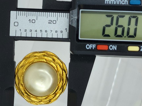 VINTAGE FAUX PEARL CHANEL FRANCE GOLD TONE BUTTON CLIP-ON EARRINGS ~ 1" - Picture 4 of 15