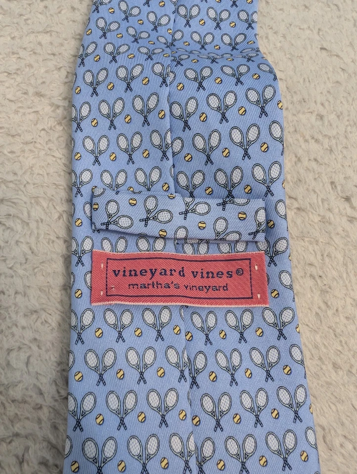 Corbata de tenis y pelotas Vineyard Vines para hombre 3x60 azul estampado 100 % seda Foto 3 de 4