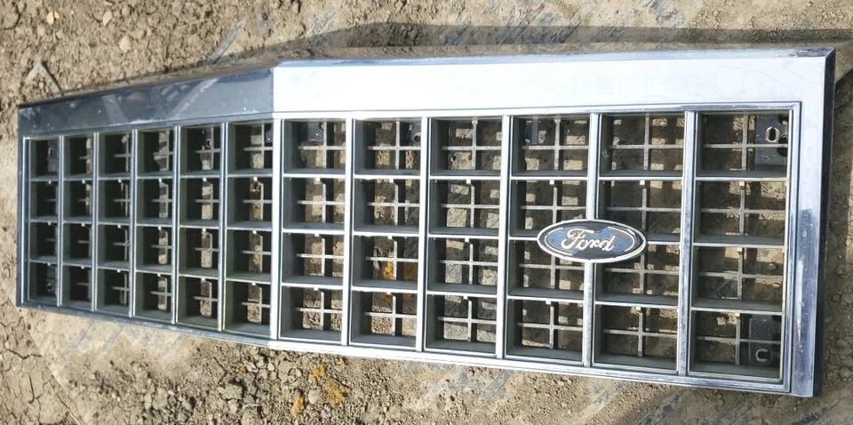 Ford LTD 1979 1980 1981 parrilla delantera. Usado (buen estado) Foto 3 de 4