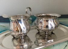 Milch Zucker Set auf Füßchen versilbert Chippendale Kanne & Schale