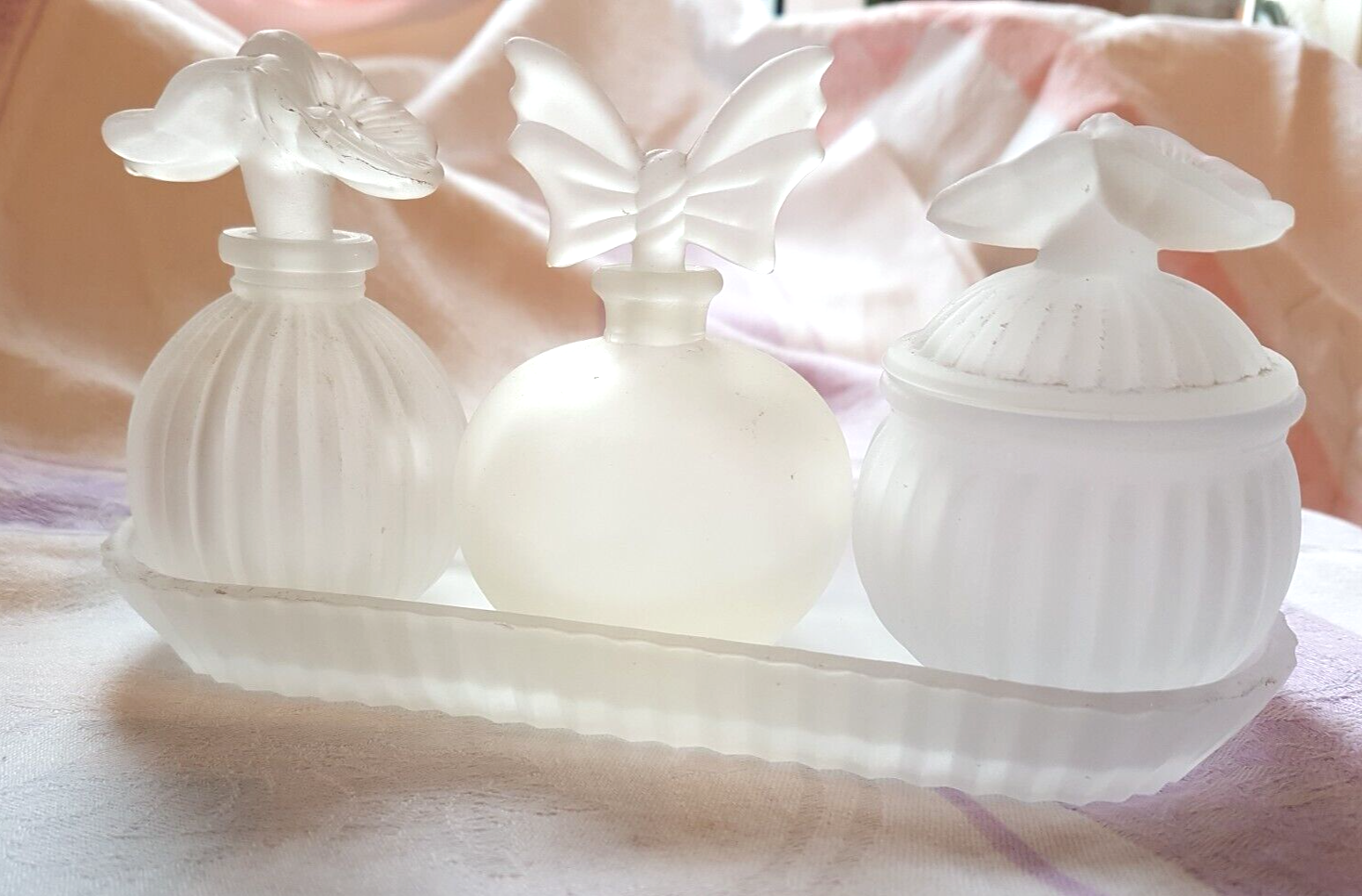 STYLISH VINTAGE OPAQUE WHITE GLASS 4 PIECE VANITY SET BY WOOLBRO LTD