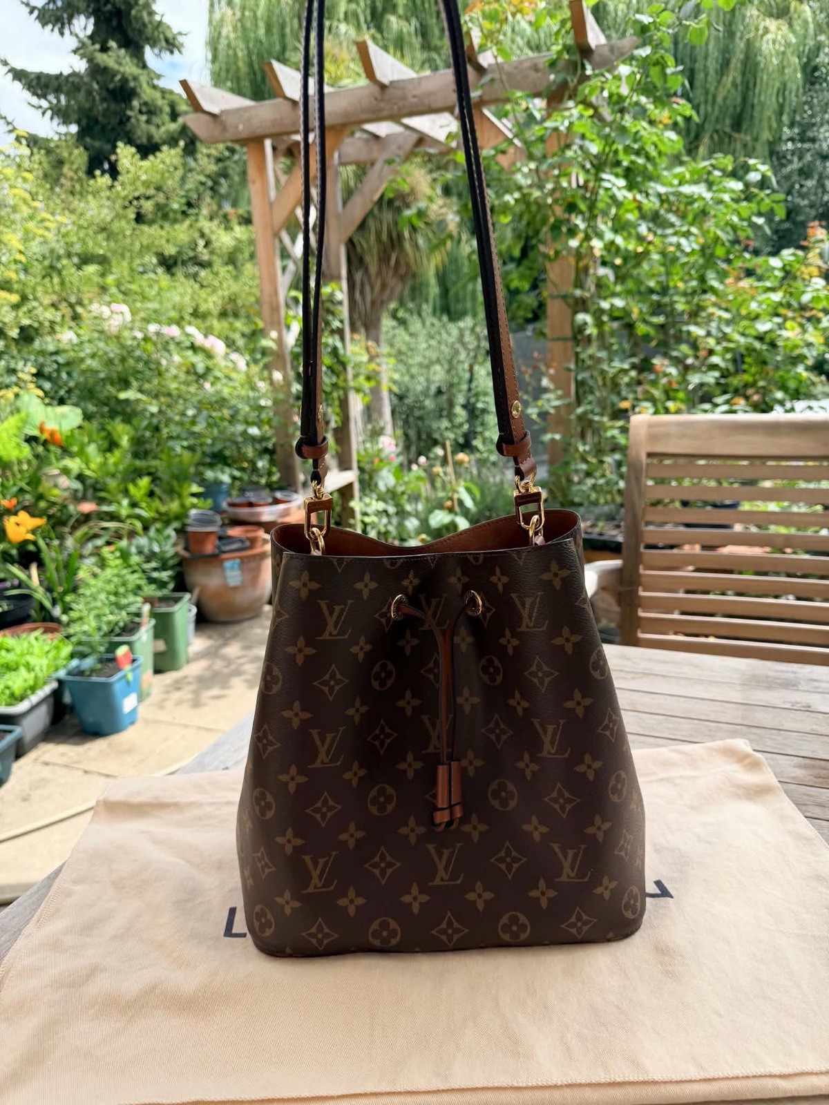 Louis Vuitton NéoNoé MM Bucket Bag. Very Good Condition