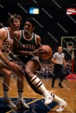 HK556 Oscar Robertson - MILWAUKEE BUCKS 8x10 11x14 16x20 Photo