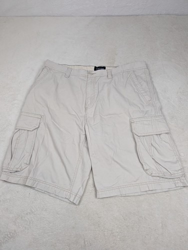 St. John's Bay Men's Shorts Ivory Cargo Pockets Size 38. Nice