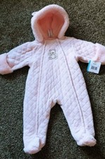 Nuevo Little Me Talla 6 A 9 M Rosa Acogedor Traje de Nieve para Bebé Bebé Una Pieza Con Capucha