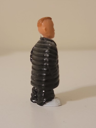Figura Lil Homies “Pinoy” Miniatura Coleccionable Chico En Chaqueta Puffer Negra - Imagen 3 de 8