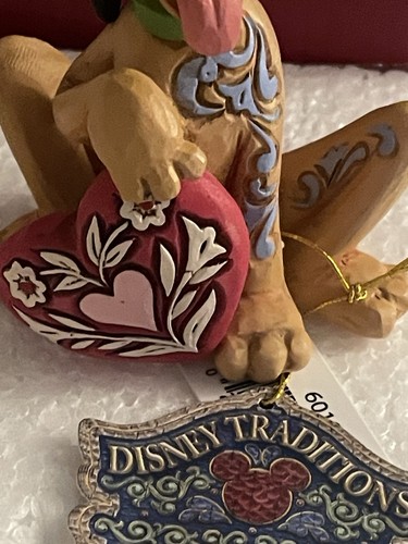 Disney Showcase Pluto Holding Heart Figurine #6010108 - Picture 7 of 18
