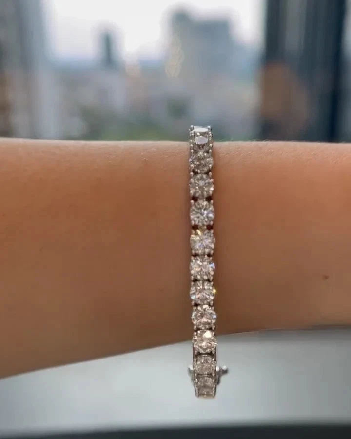 Brazalete de tenis de boda de diamantes naturales de corte redondo de 11,00 quilates de oro blanco de 14 quilates Foto 2 de 4