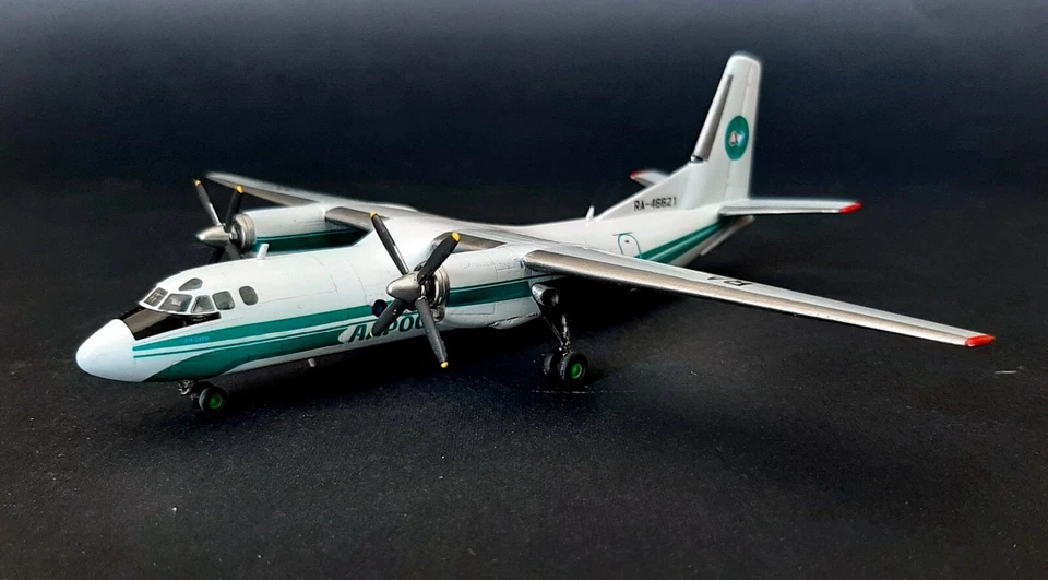 Modello aereo Antonov 24 Alrosa in scala 1/144 - Immagine 2 di 4