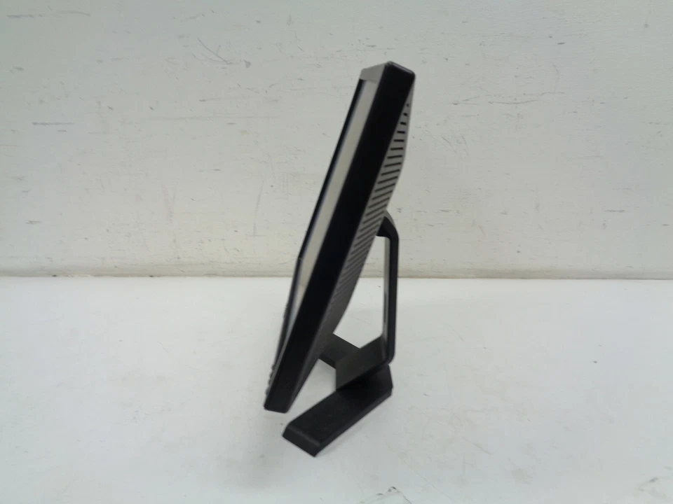 Dell e190sb 19" lcd Monitor 1280 x 1024 tested with stand - Image 2 of 4