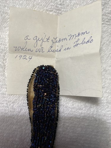 Antiguo bolso de mano de noche Art Deco con solapa con micro cuentas 1924 - Imagen 9 de 9