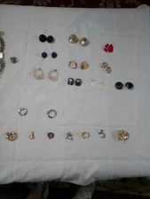 Estate Sale Find Lot 1 Assorted Jewelry , A Few Pins Earrings And Necklaces