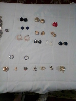 Estate Sale Find Lot 1 Assorted Jewelry , A Few Pins Earrings And Necklaces