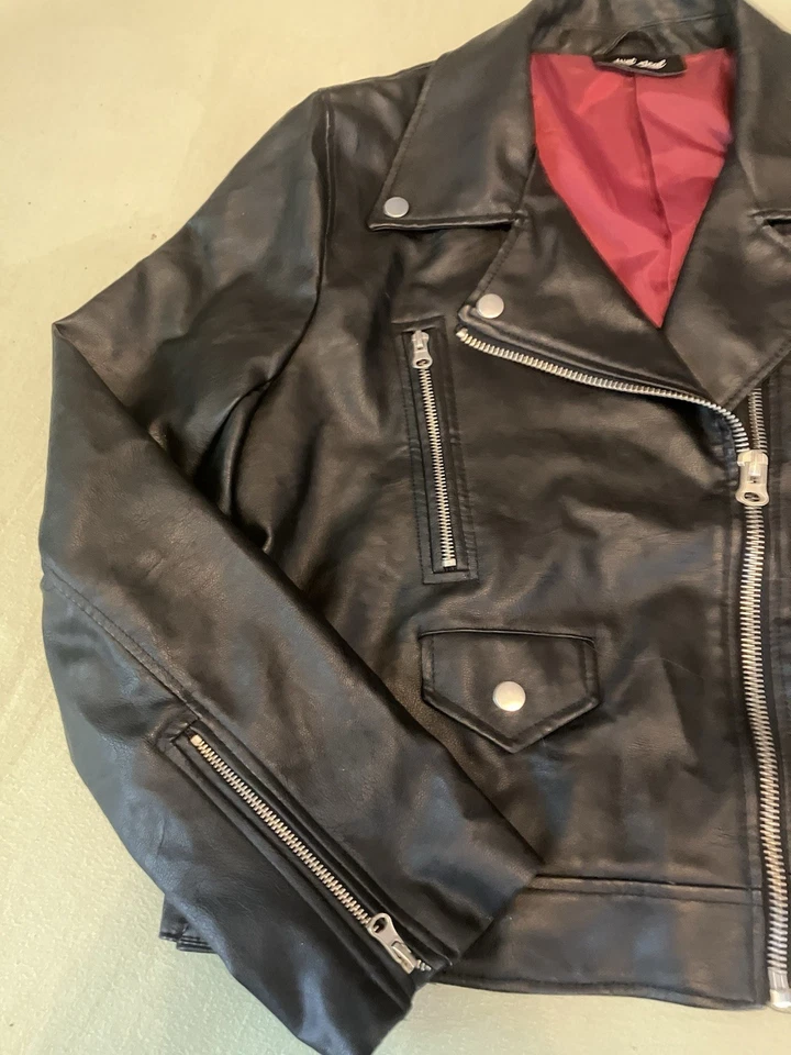 Chaqueta de motociclista mediana para mujer Wet Seal imitación cuero cremallera completa Rock N Roll negra Foto 4 de 4