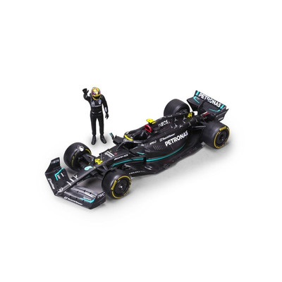 Burago Maßstab 1:24 Mercedes Benz AMG Petronas F1 Team 2023 Hamilton mit Figur