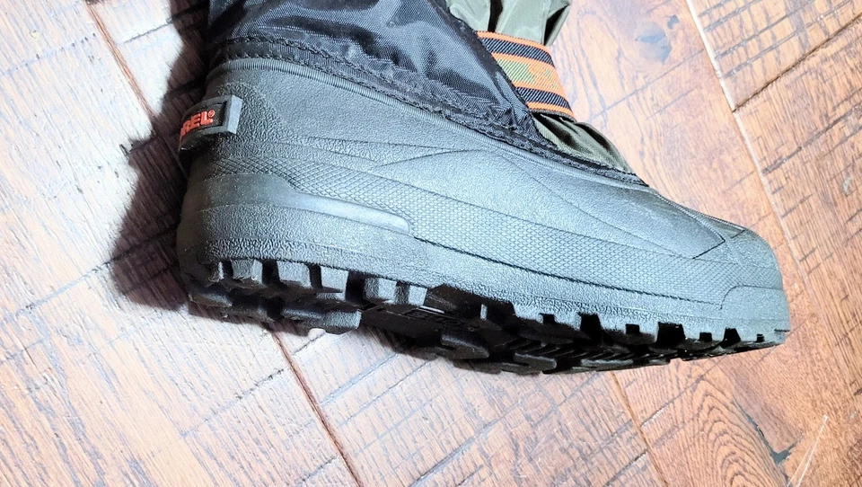 Botas de nieve Sorel juveniles Ice Fox talla 6 aisladas verdes y negras Foto 4 de 4