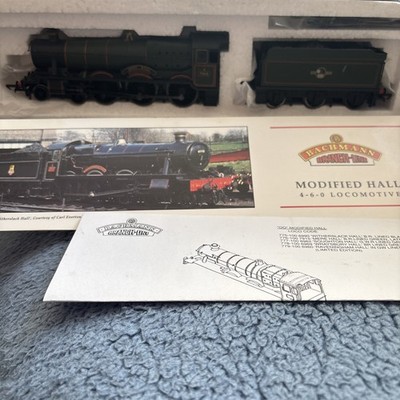 Bachmann 31-776 Modifizierte Halle 7915 ''Mere Hall'' BR gefüttert grün L/Wappen