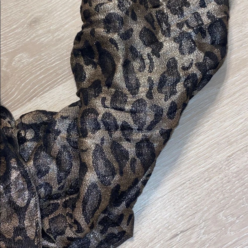 Bufanda infinita Charlotte Russe plateada metálica con estampado de animales Foto 2 de 4