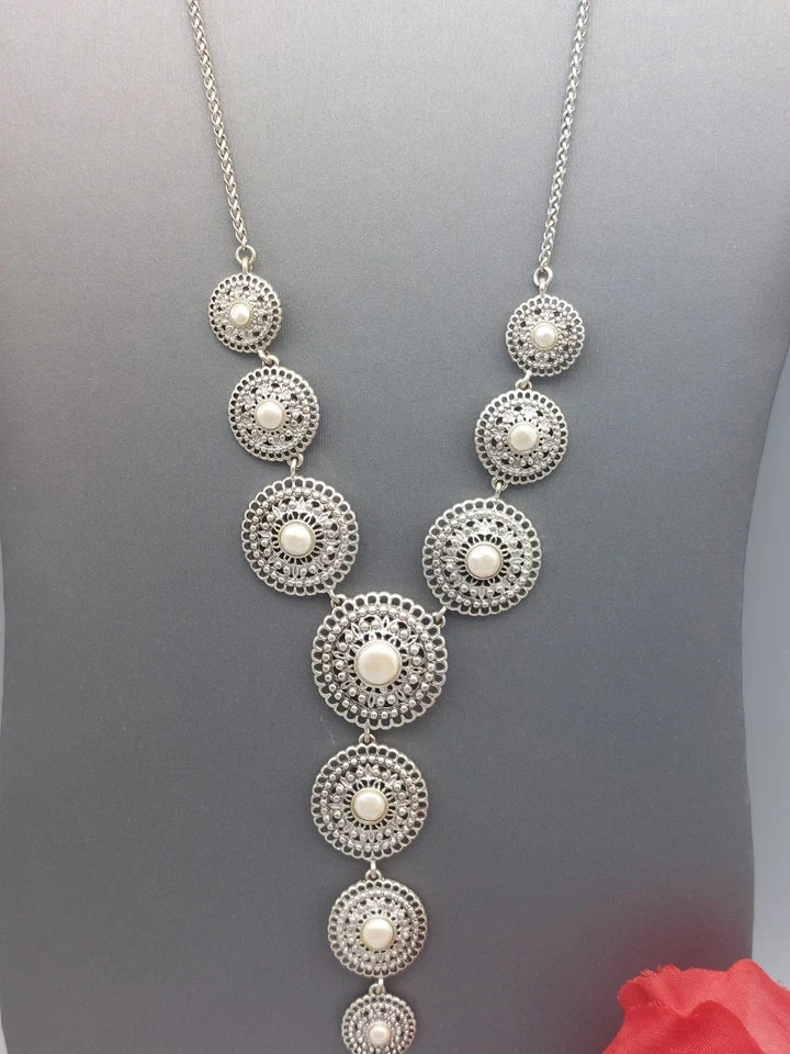 Collar Firmado Marca Suerte Tono Plata Forma Y Cadena Redonda Colgantes Cuentas Blancas Foto 3 de 4