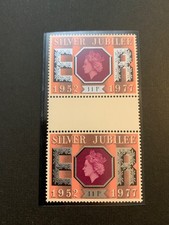 SG1036 GB QE11 MNH Gutter Pair 1977 Silver Jubilee