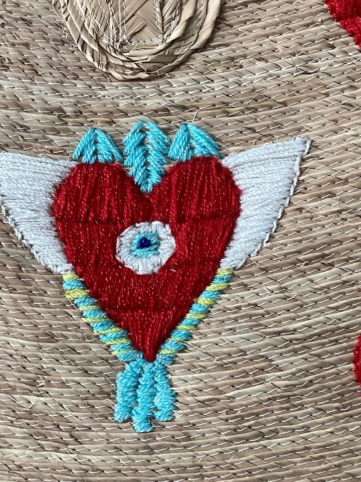Cartera hecha a mano con mango redondo de paja con corazón bordado colorido ❤️ Diseño nueva con etiquetas Foto 4 de 4