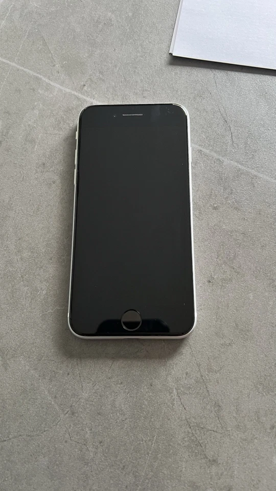 iPhone SE in white colour - great condition, photo 2 of 5