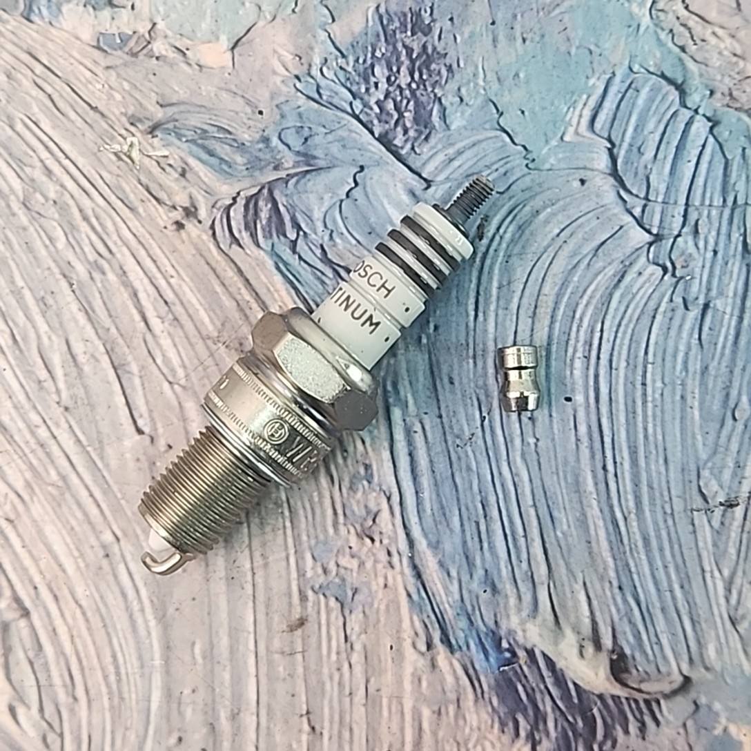 4pcs Bosch Platinum 4128 WR8DP 0242229555 Spark Plugs Fits BMW 633CSi 733i NOS