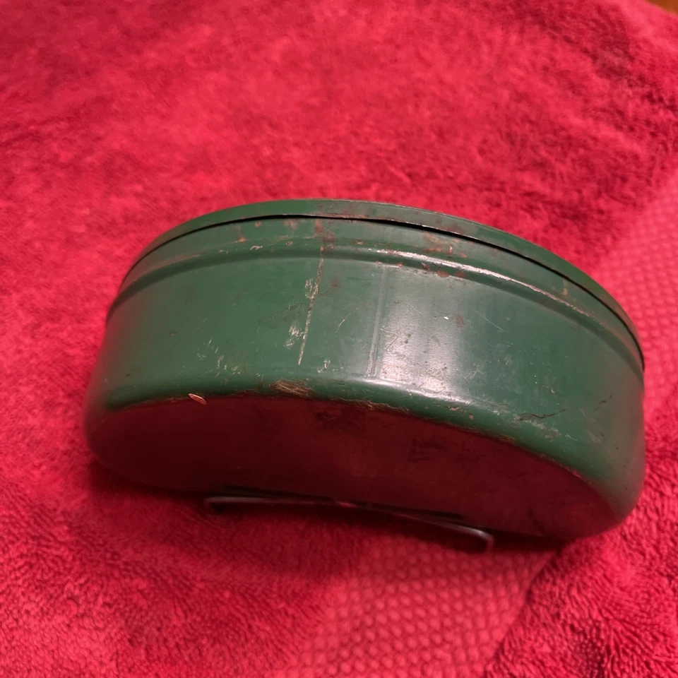 VINTAGE GREEN METAL LIVE BAIT BOX  that clips to belt - Image 3 of 4