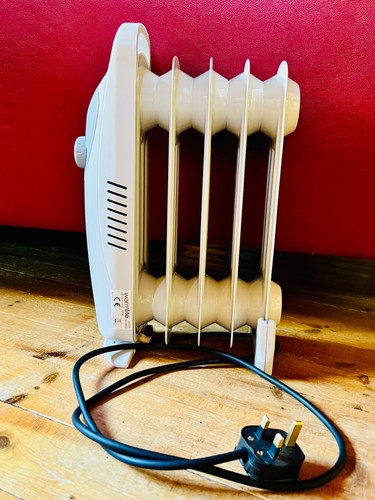 Warmlite WL43002 Mini Oil Filled Radiator Heater 5 Fin Boxed Never Used