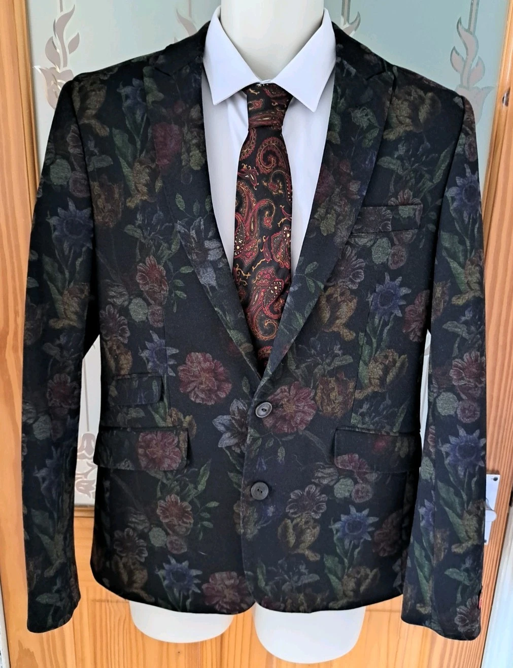 DEVILS ADVOCATE MENS SMART BLACK FLORAL SUIT JACKET BLAZER SLIM FiT 38 REG + TIE
Opens in a new wind