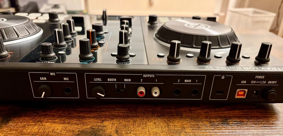 Native Instruments Traktor Kontrol S2 MK2 (neue Fader) + Flightcase/DJ-Desk - Bild 3 von 4